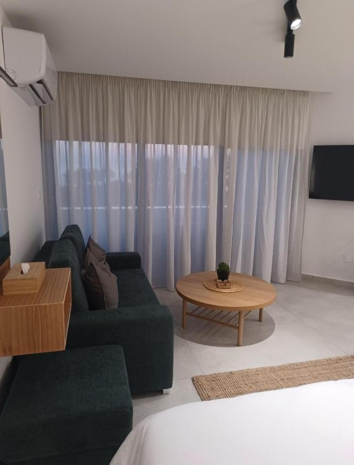 Terrazza Suites Paphos Bagian luar foto