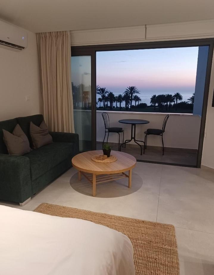 Terrazza Suites Paphos Bagian luar foto